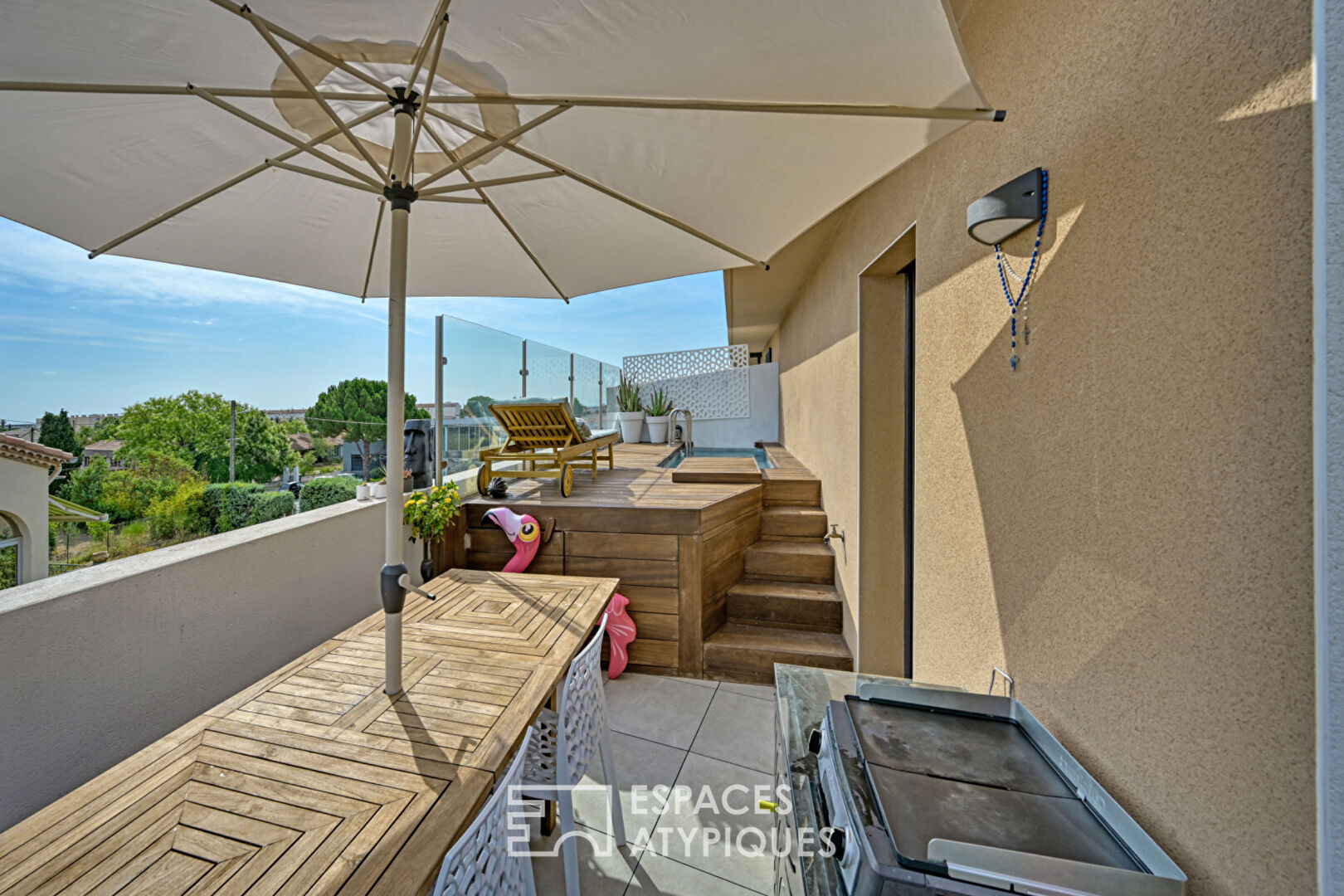 Appartement contemporain avec grande terrasse, vue dégagée et bassin de nage