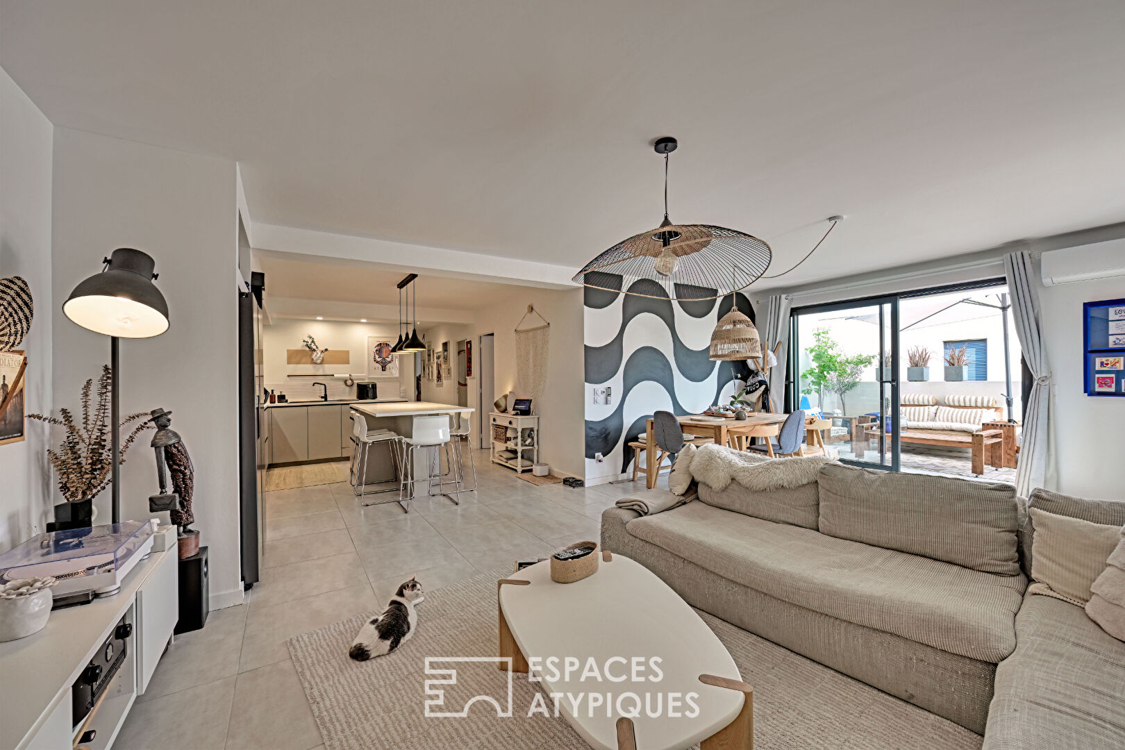Appartement contemporain avec grande terrasse, vue dégagée et bassin de nage