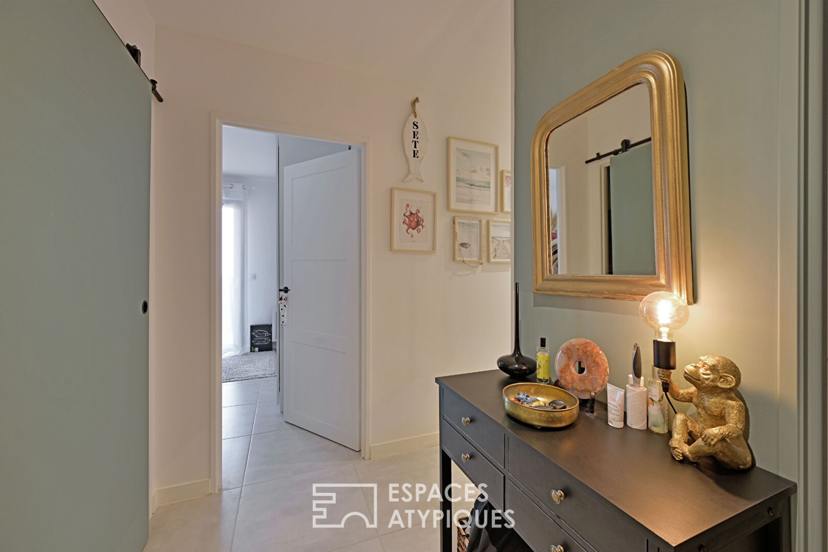 Appartement contemporain avec grande terrasse, vue dégagée et bassin de nage