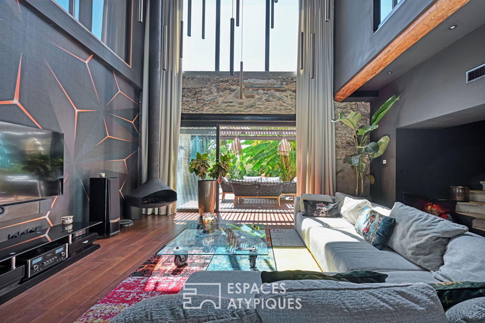 Former winemaker renovated with charm, space and swimming pool