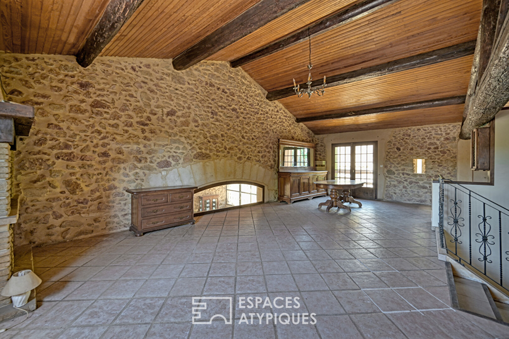 Ancien chai avec son parc boisé