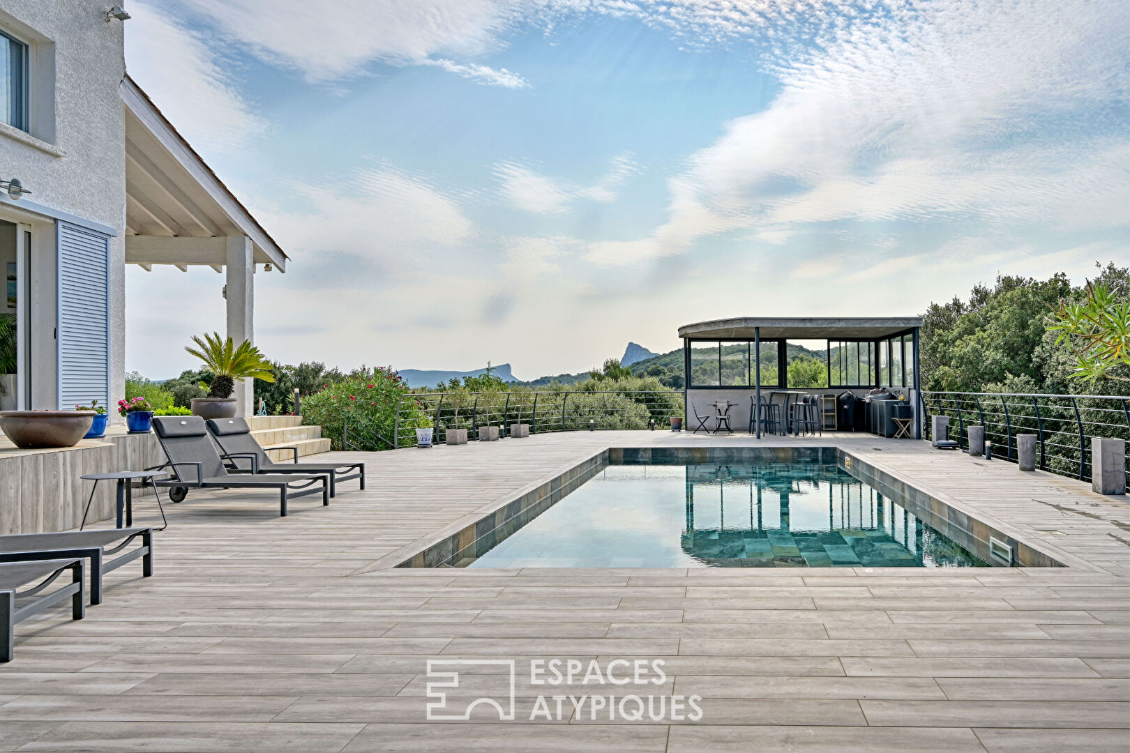 Bright villa with unique panorama of Pic St Loup and Hortus