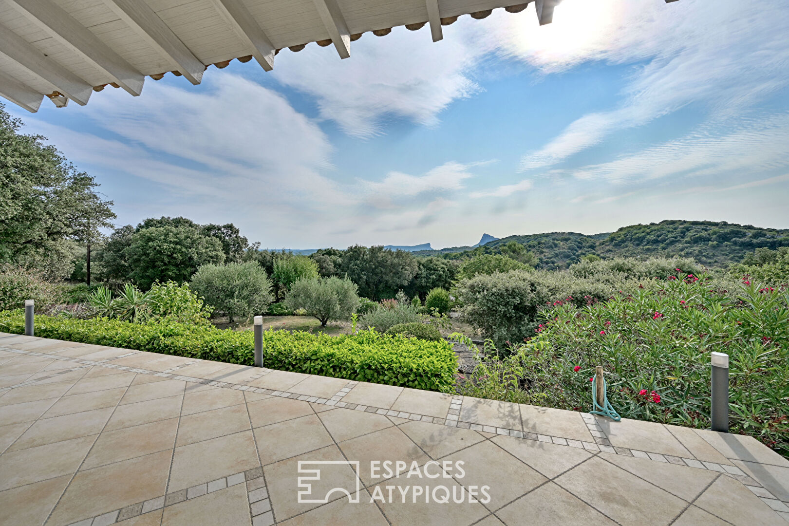 Bright villa with unique panorama of Pic St Loup and Hortus