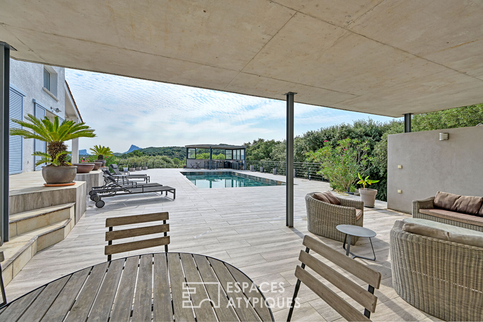 Bright villa with unique panorama of Pic St Loup and Hortus