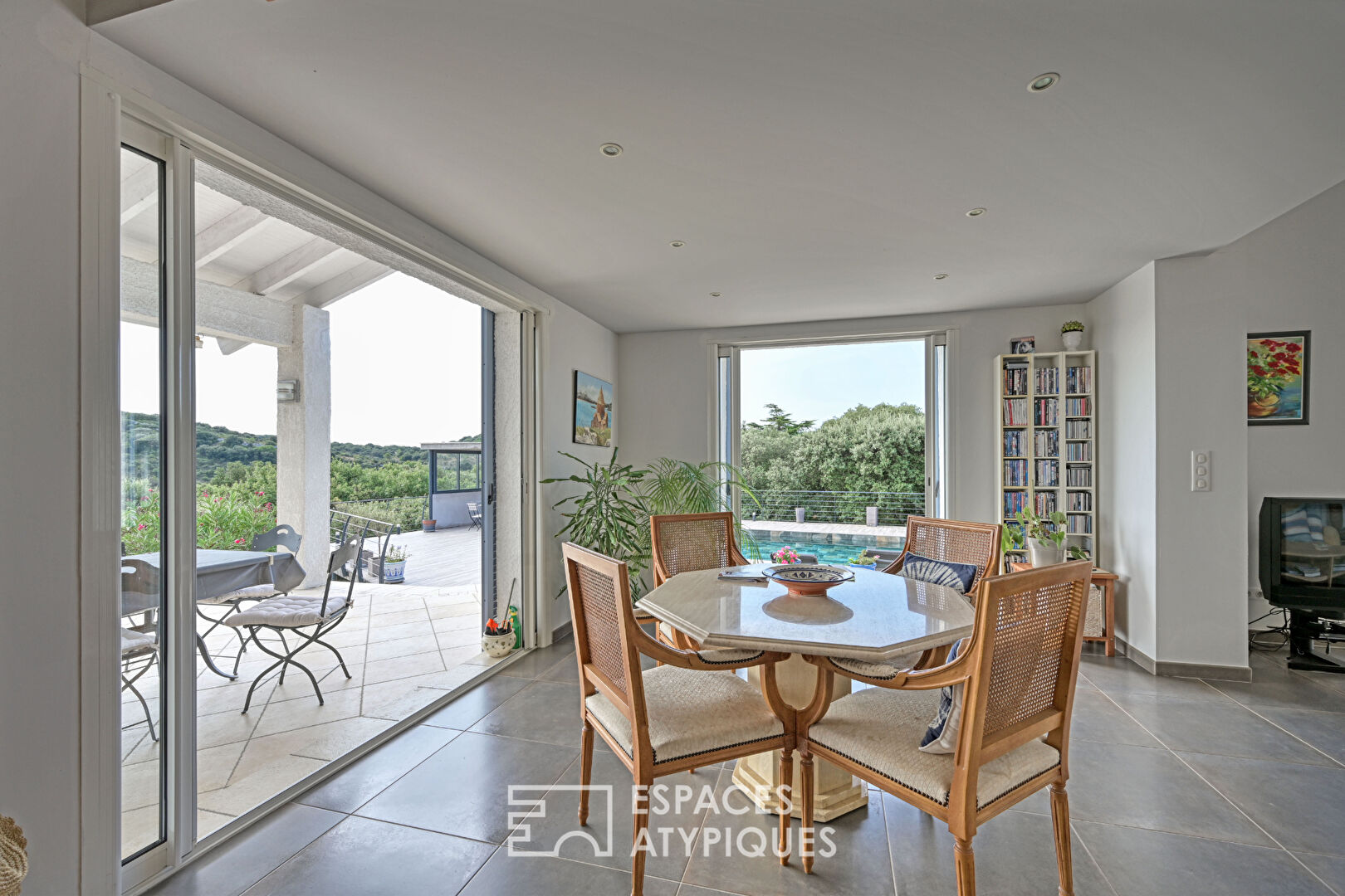 Bright villa with unique panorama of Pic St Loup and Hortus