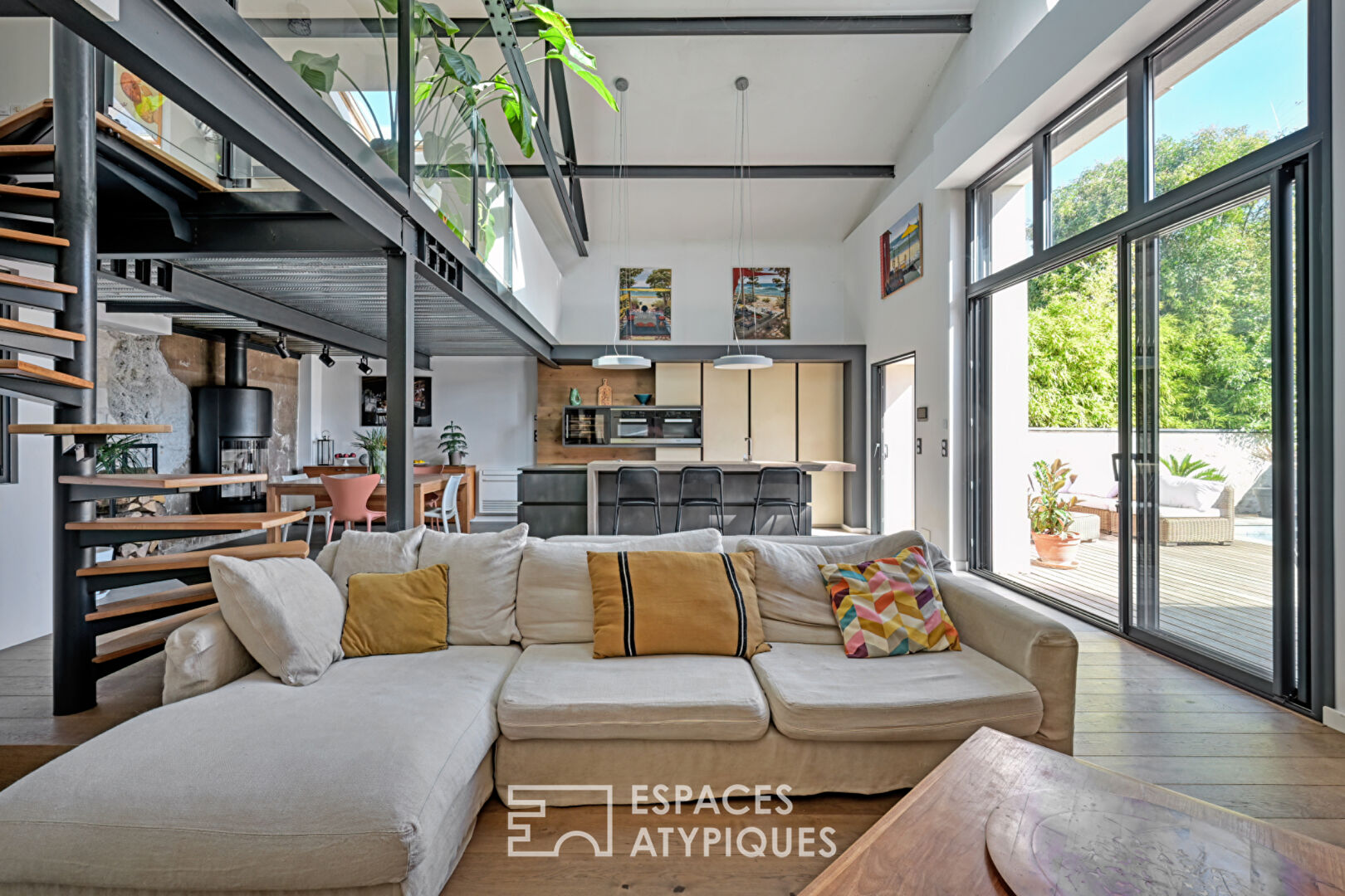 Loft familial rénové dans un ancien chai réhabilité avec piscine