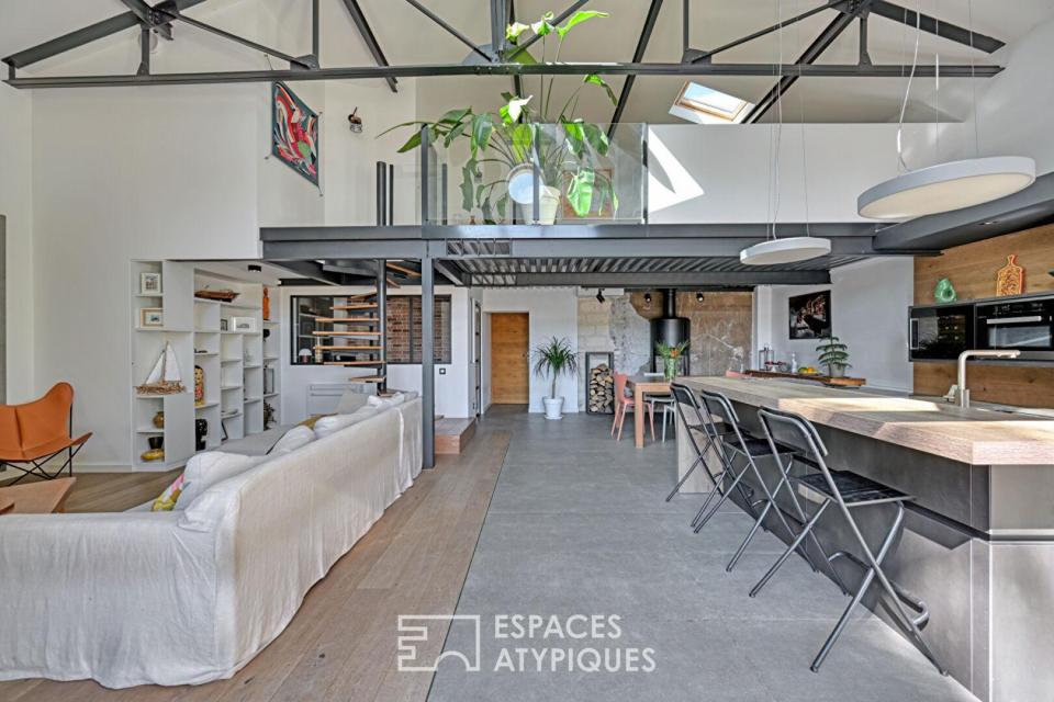 Chai contemporain avec séjour cathédrale et piscine balinaise