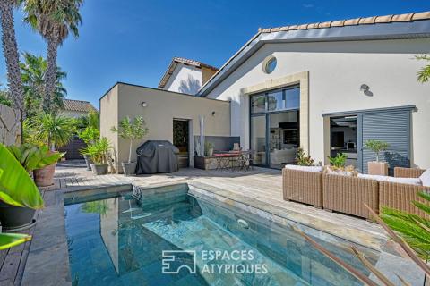 Chai contemporain avec séjour cathédrale et piscine balinaise
