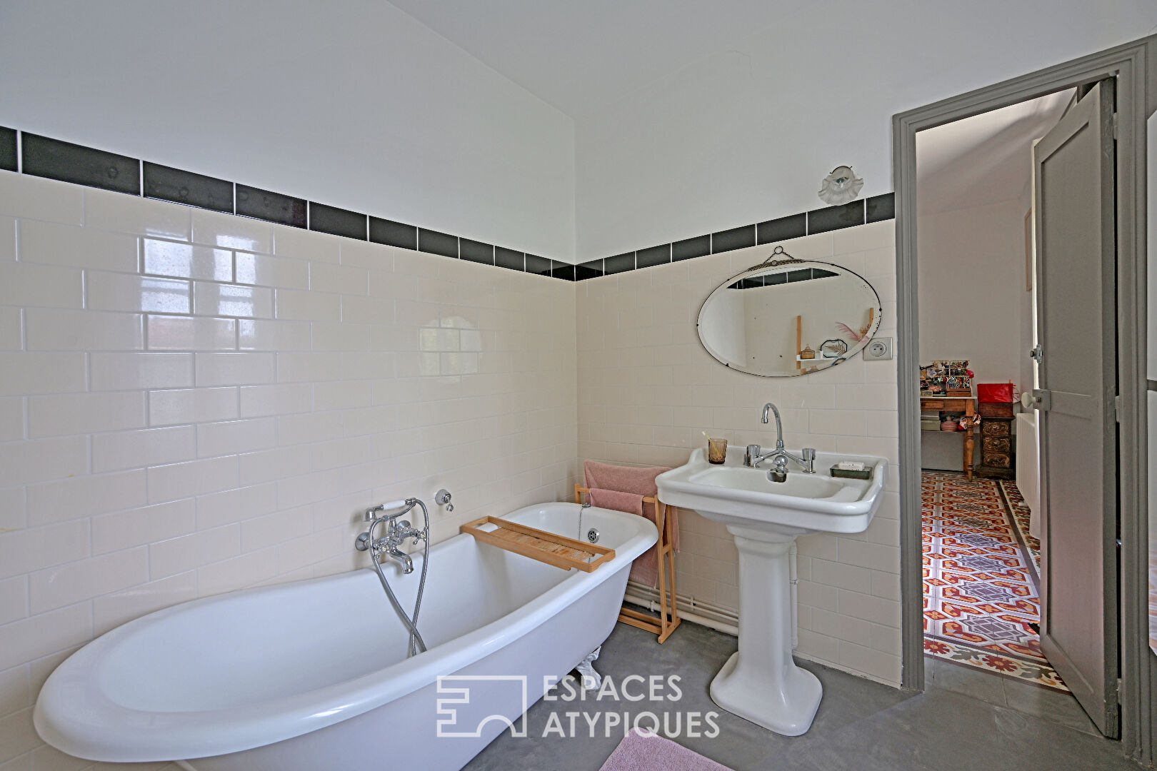 Les Aubes, superb 1920s house with garden