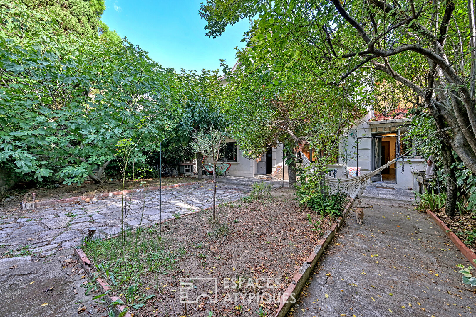 Les Aubes, superb 1920s house with garden