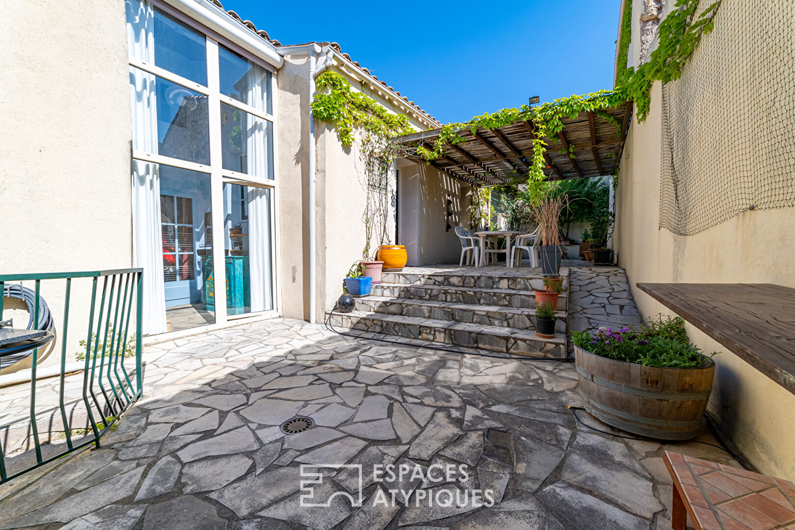 Maison de ville avec grande terrasse et sous sol