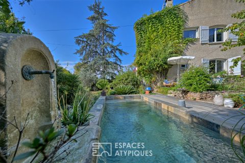 Maison singulière au bas du Mont Saint-Clair