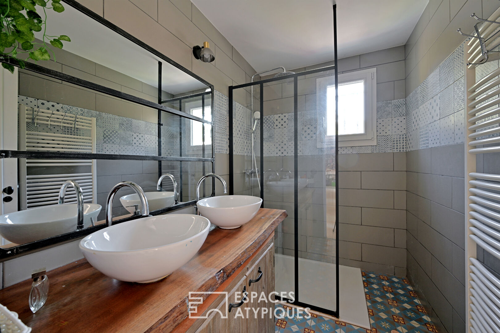 Maison singulière au bas du Mont Saint-Clair