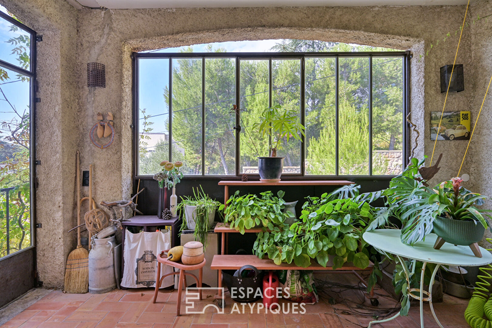 Maison singulière au bas du Mont Saint-Clair