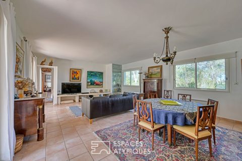 Maison d’architecte de plain-pied au coeur de la nature avec piscine et pool house