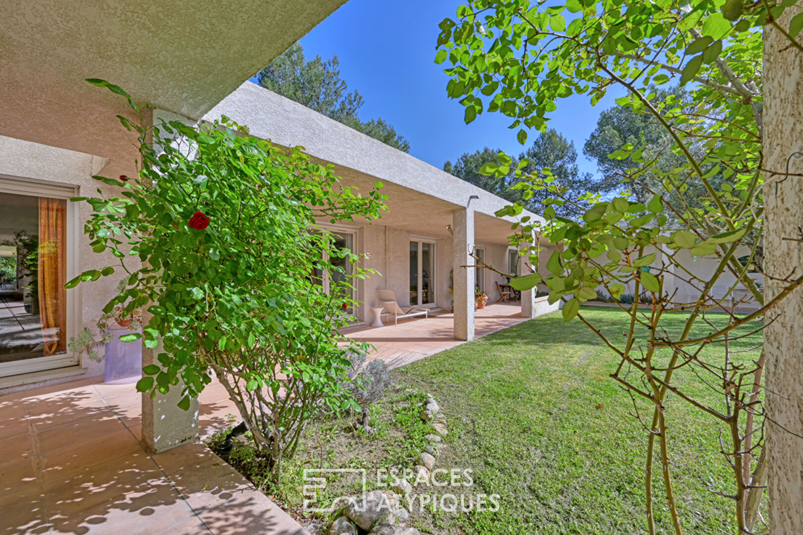 Maison d’architecte de plain-pied au coeur de la nature avec piscine et pool house
