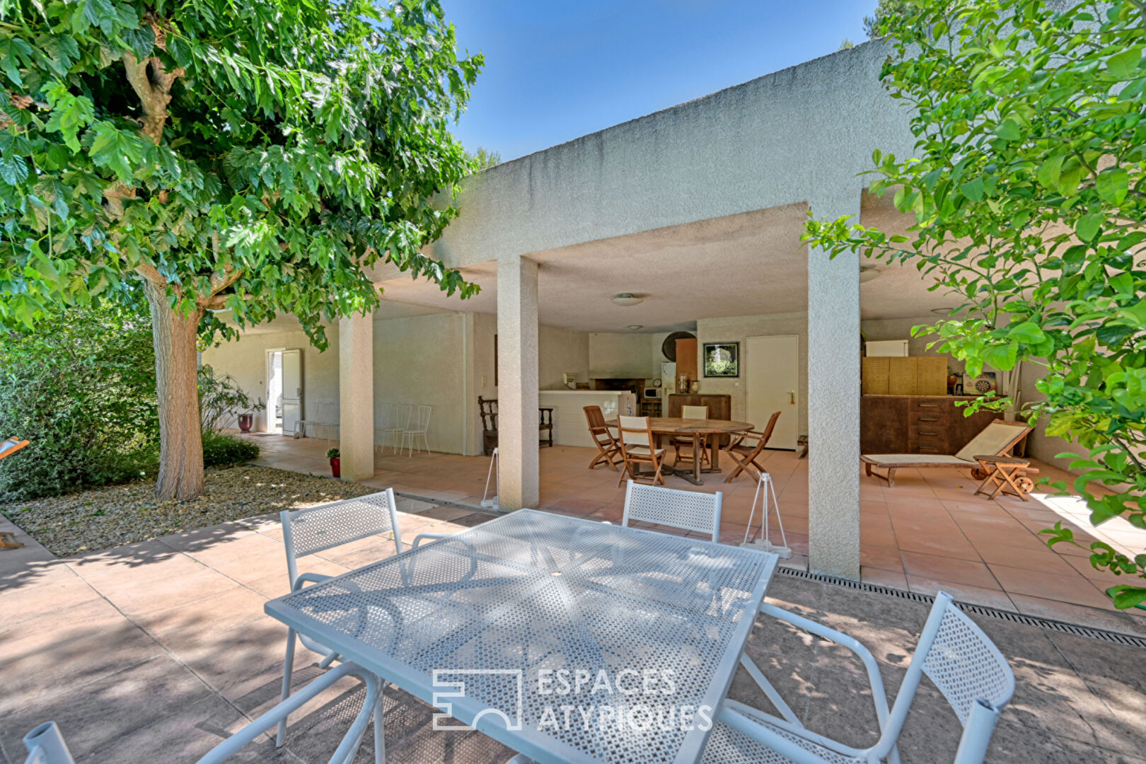 Maison d’architecte de plain-pied au coeur de la nature avec piscine et pool house
