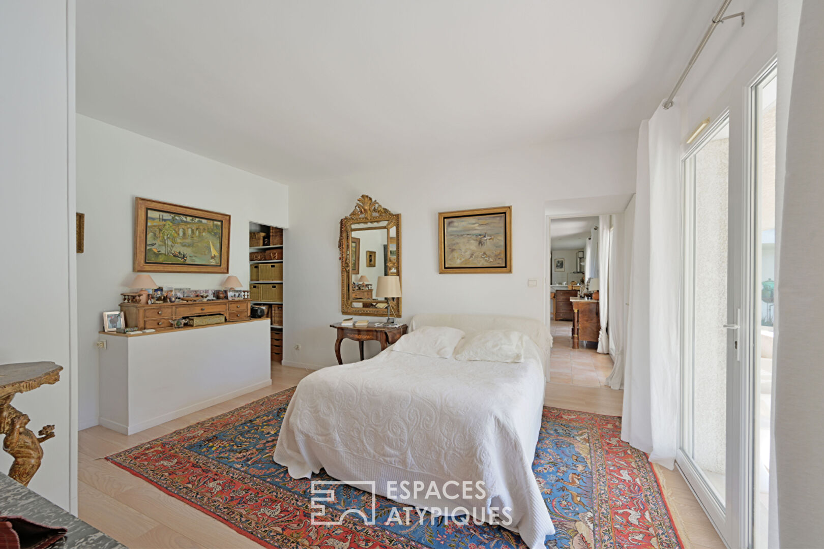 Maison d’architecte de plain-pied au coeur de la nature avec piscine et pool house