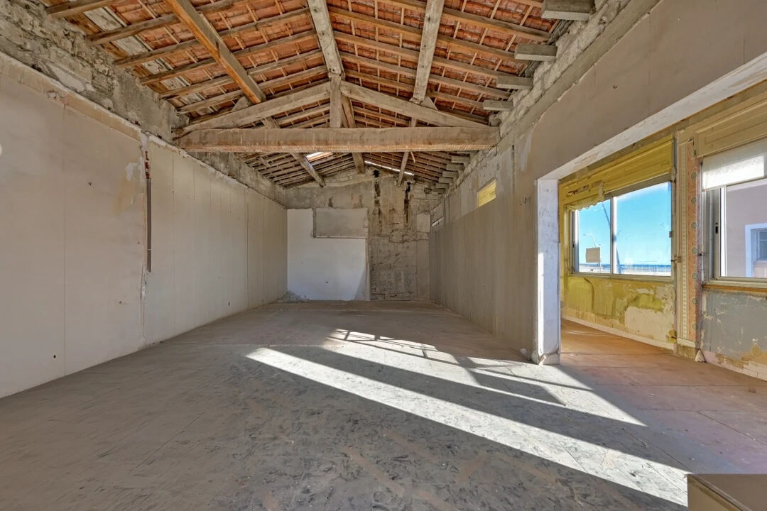 Raw space to be renovated in the heart of the city with views of the sea and the port