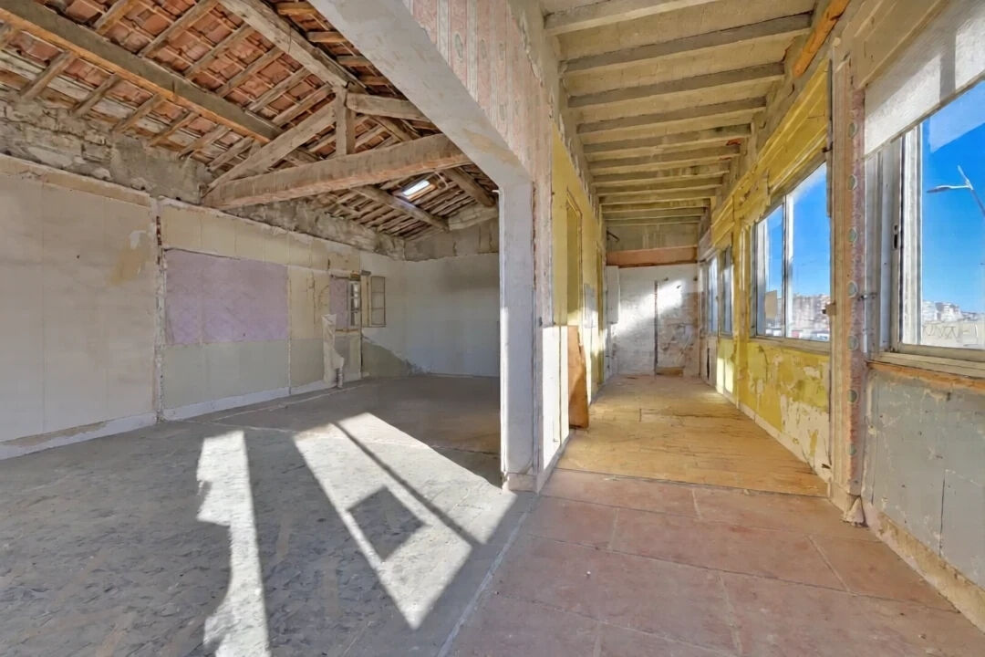 Raw space to be renovated in the heart of the city with views of the sea and the port
