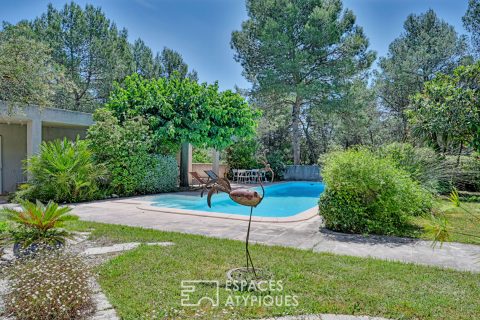 Architect-designed single-storey villa with swimming pool and privileged setting