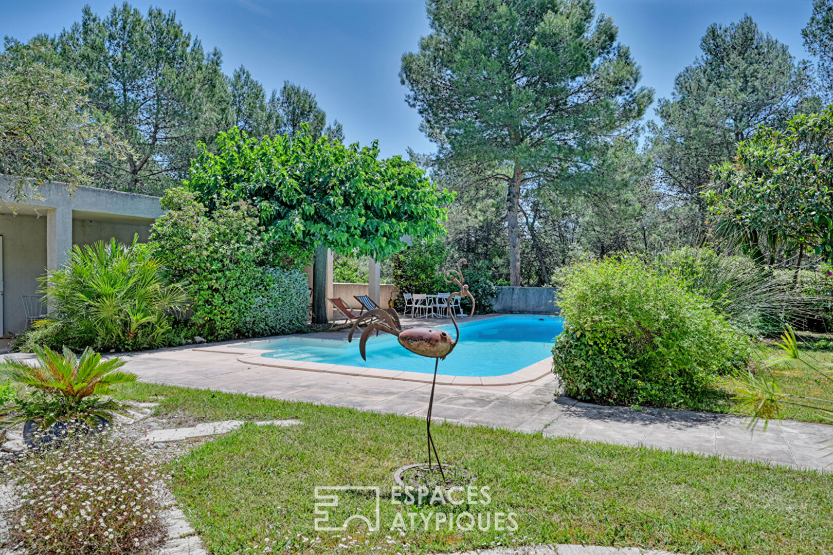 Architect-designed single-storey villa with swimming pool and privileged setting