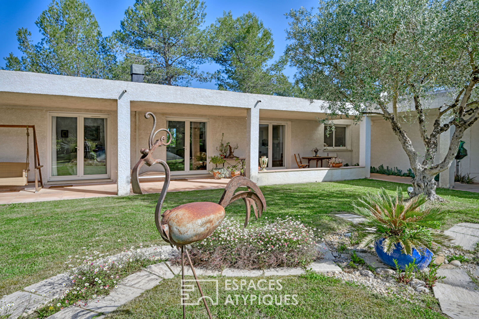 Architect-designed single-storey villa with swimming pool and privileged setting