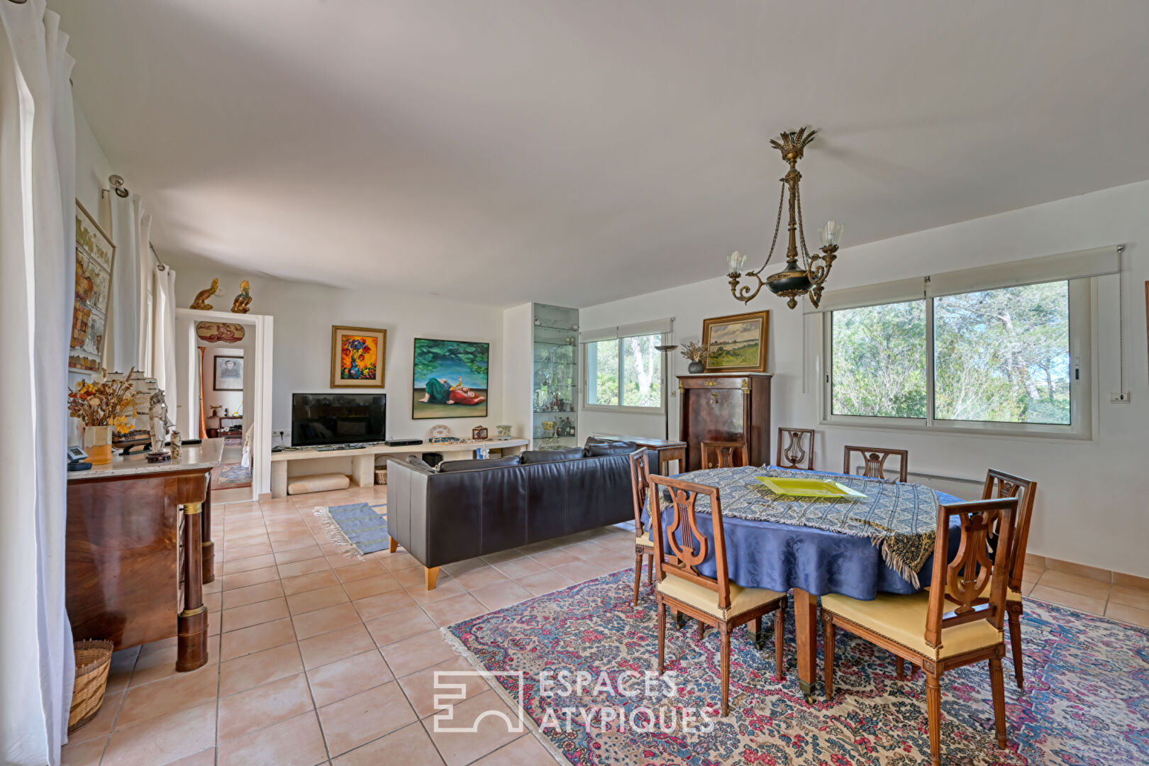 Architect-designed single-storey villa with swimming pool and privileged setting