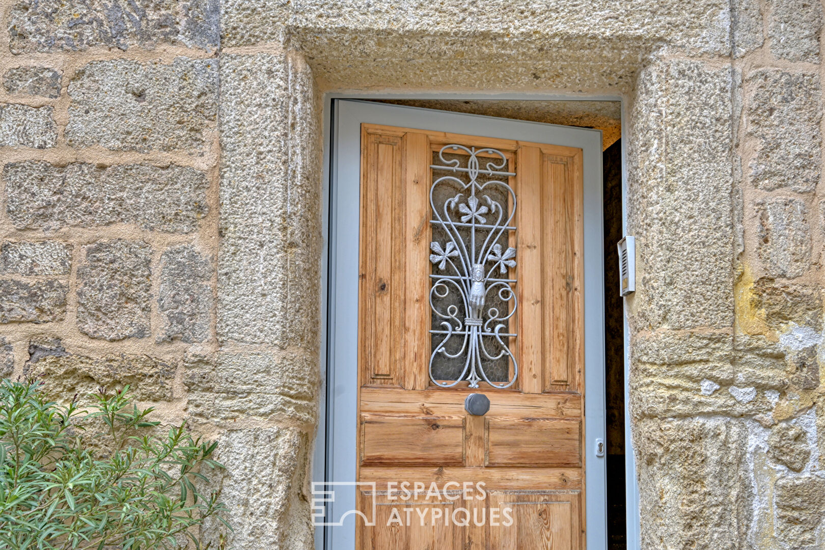 Murmures d’Histoire et Évasion Contemporaine