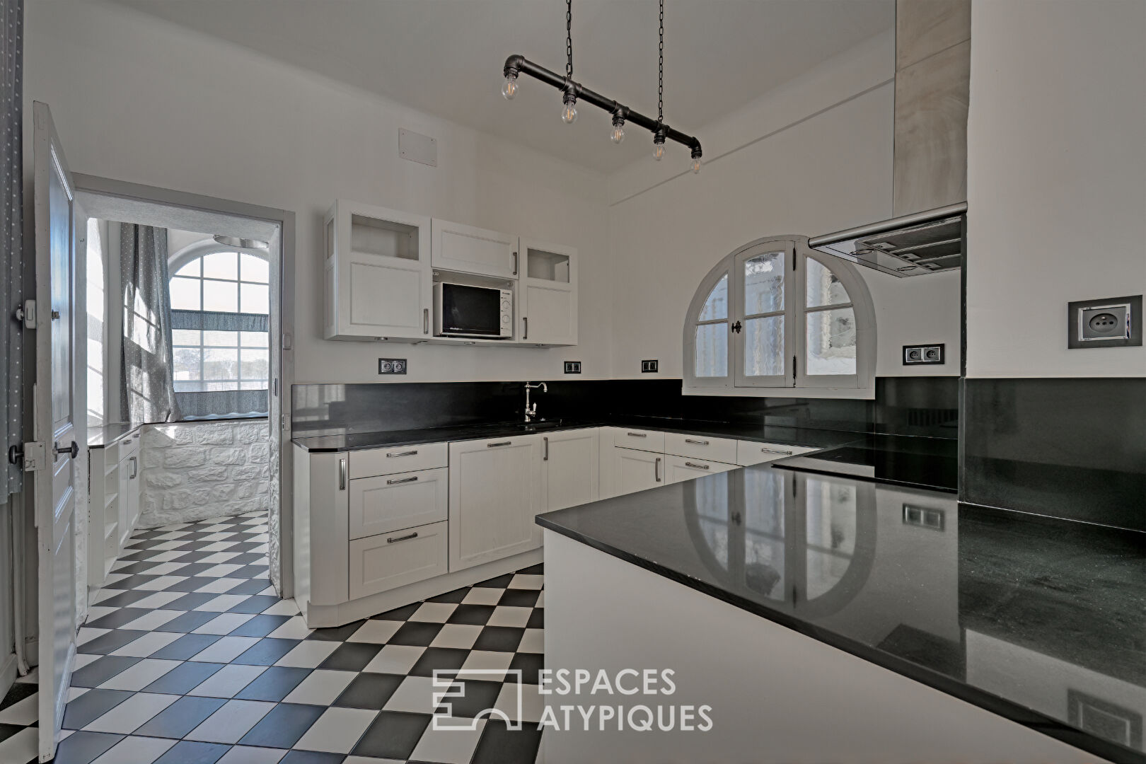 Charming house with its large landscaped garden