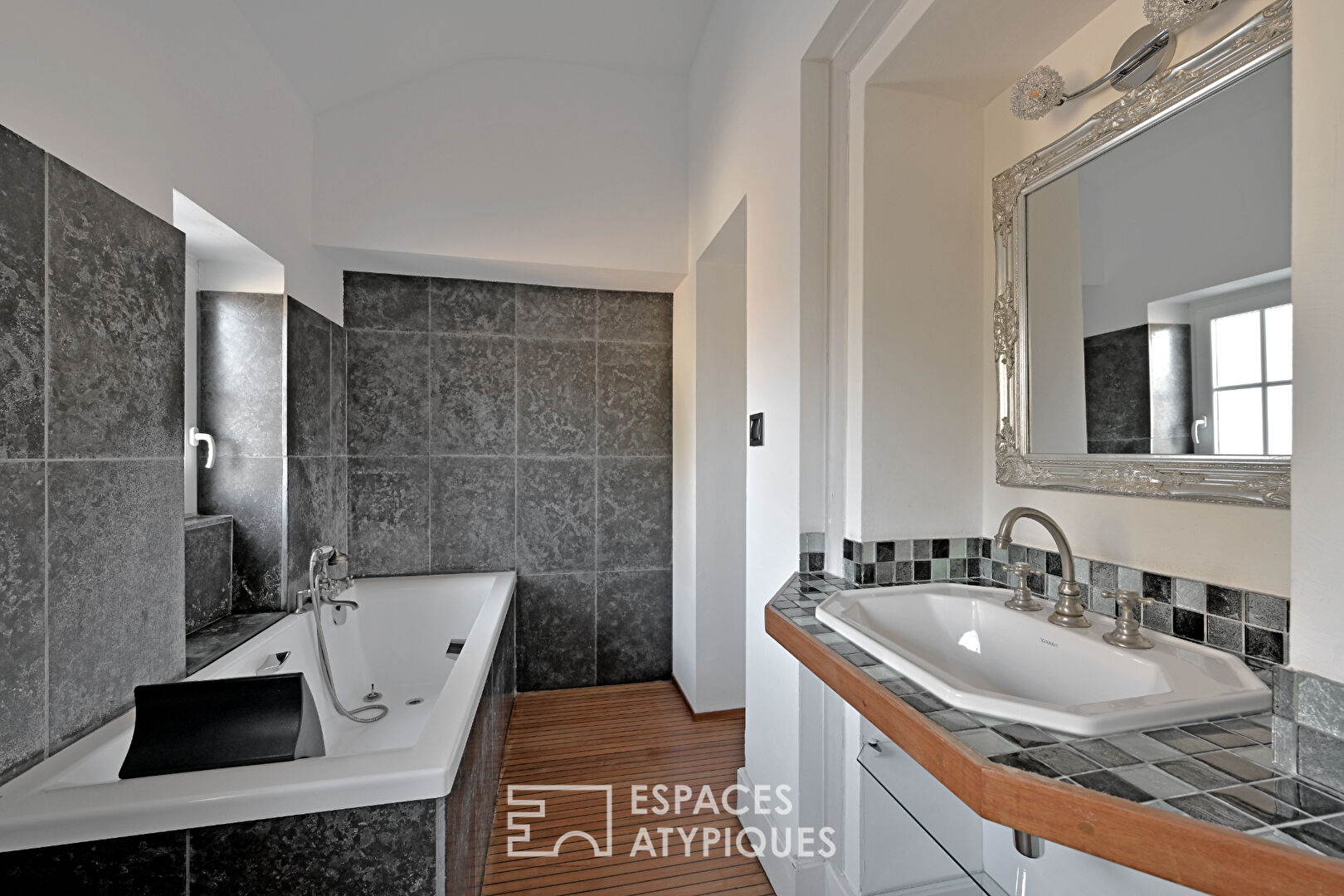 Charming house with its large landscaped garden