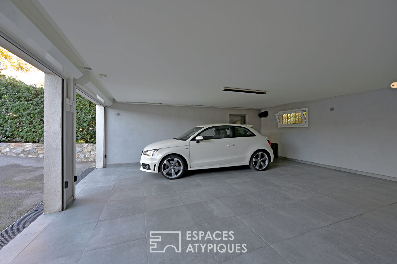 Charming house with its large landscaped garden