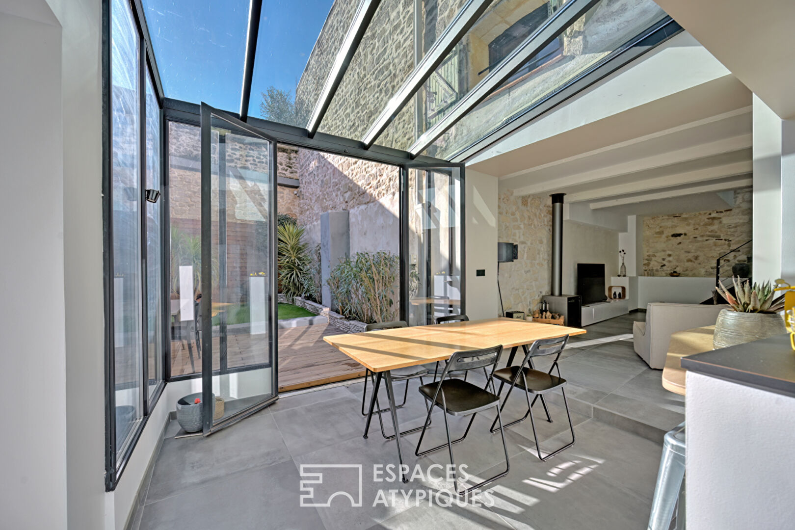 Maison pleine de charme avec extérieur intimiste et garage en coeur de village