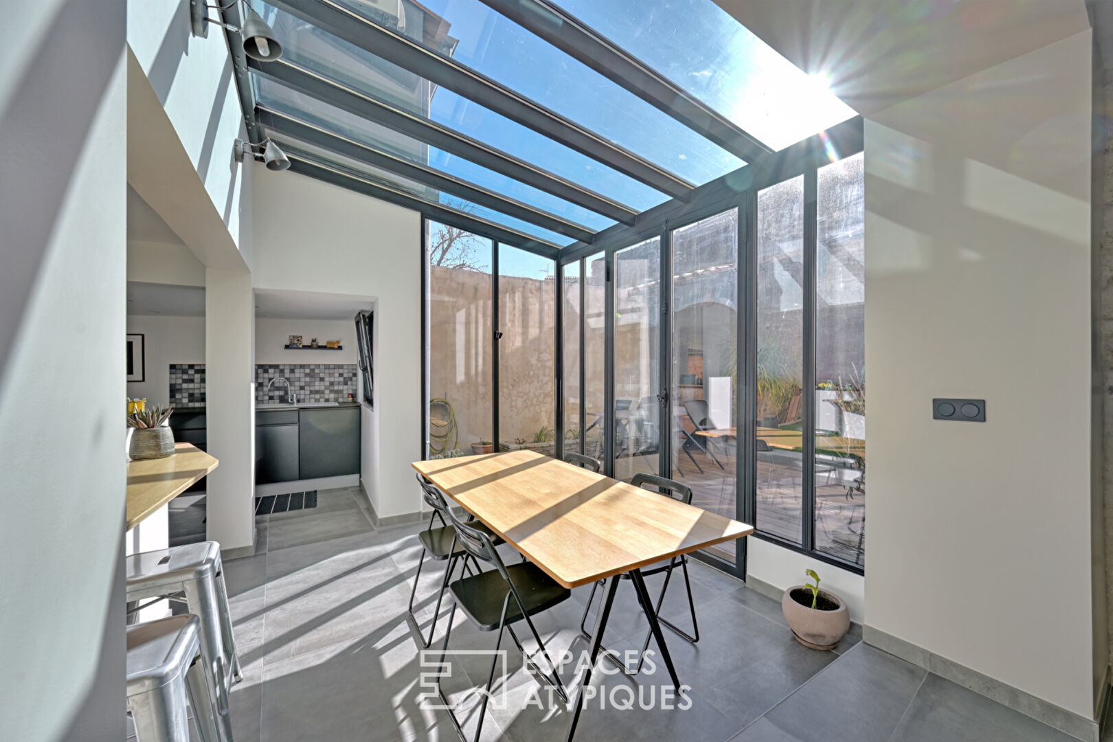 Maison pleine de charme avec extérieur intimiste et garage en coeur de village