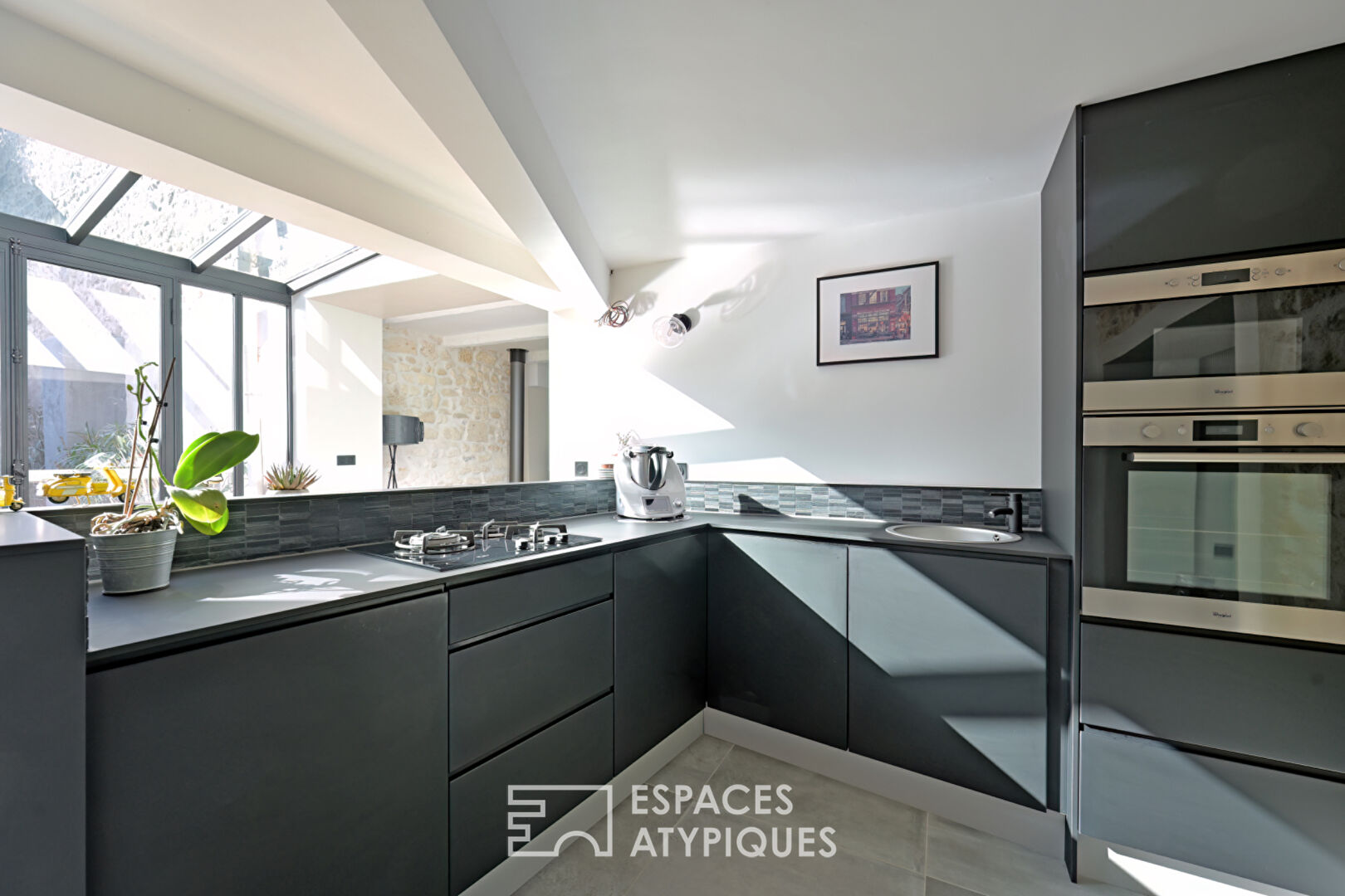 Maison pleine de charme avec extérieur intimiste et garage en coeur de village