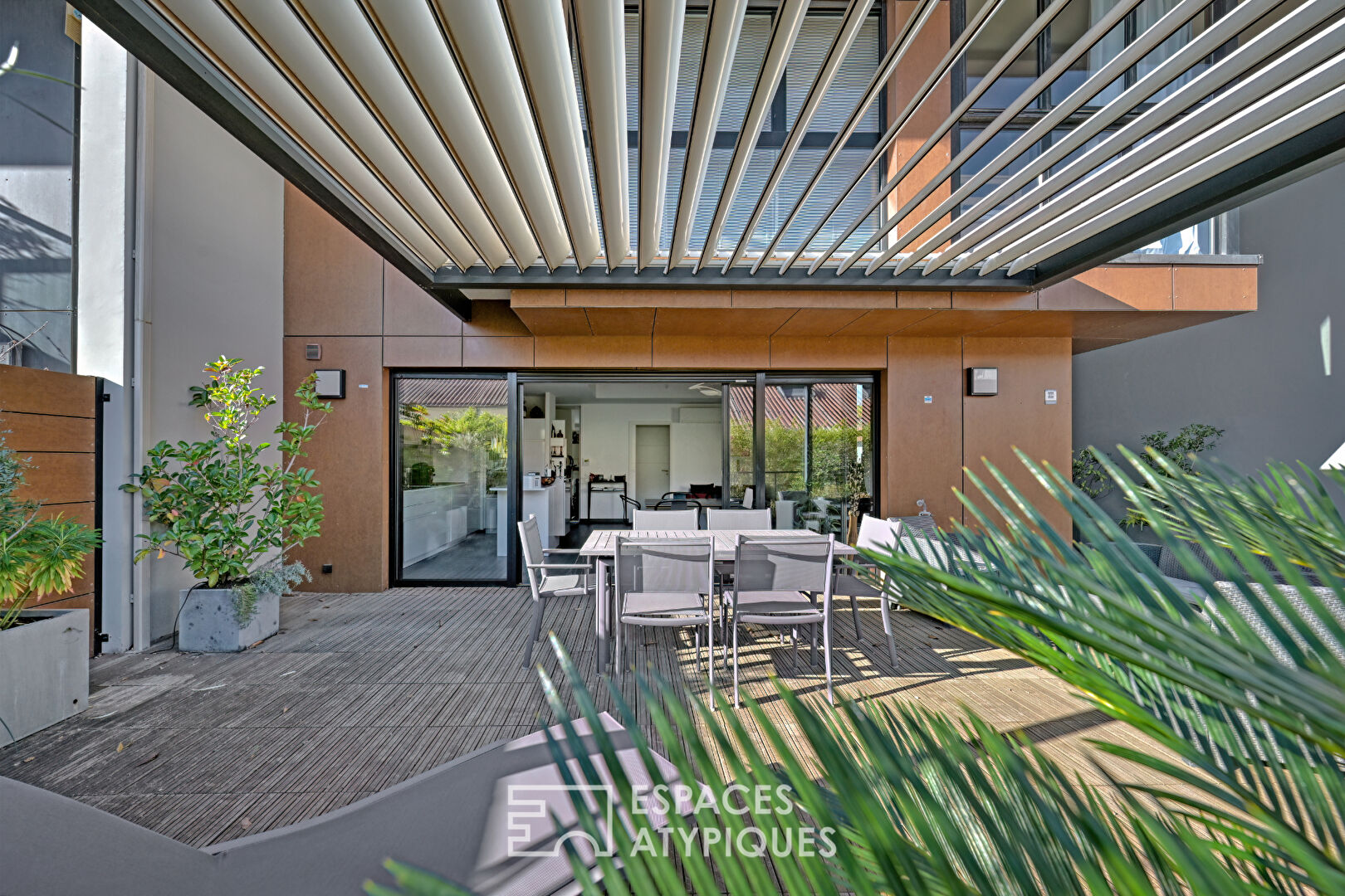 Architect-designed loft-duplex with green terrace