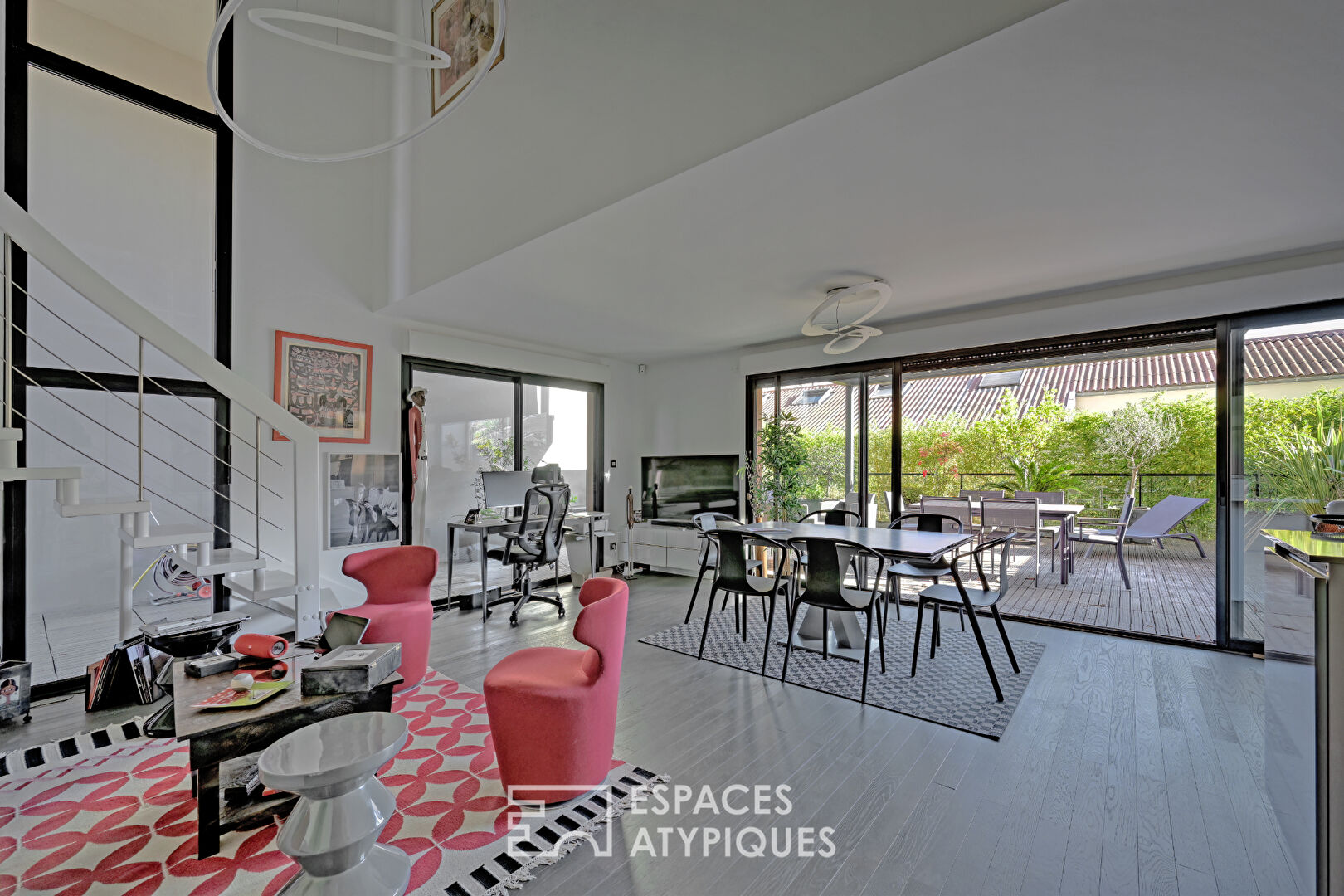 Architect-designed loft-duplex with green terrace