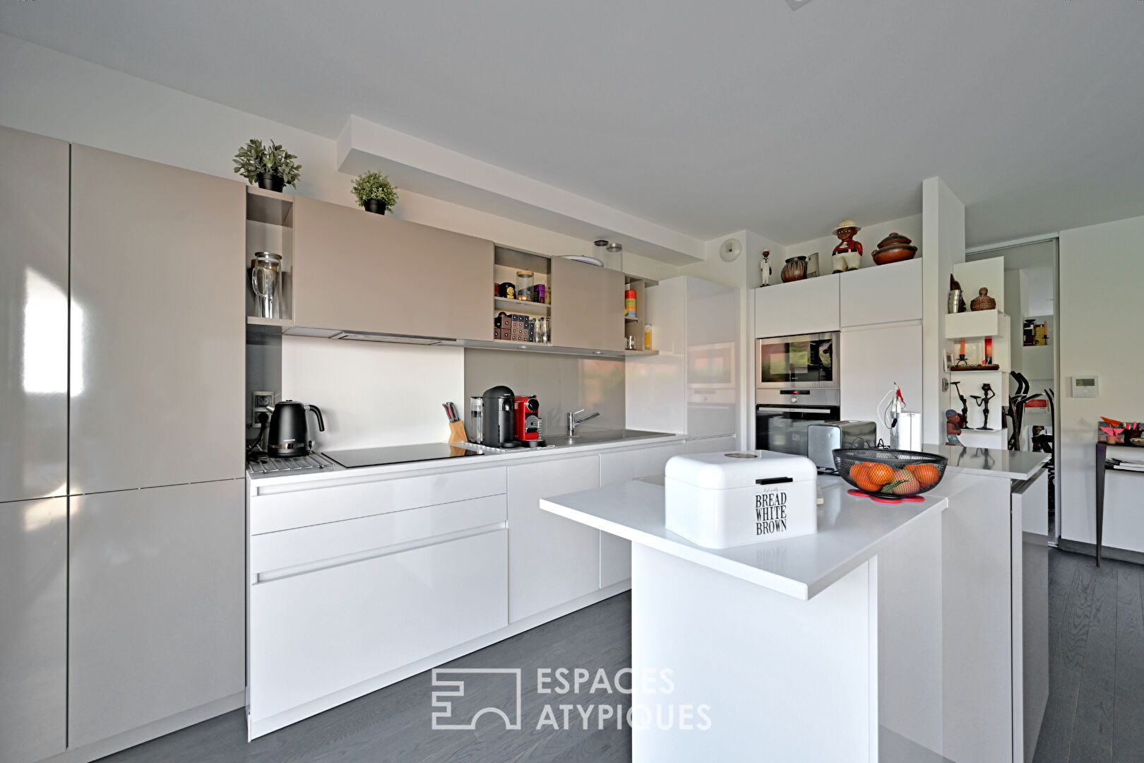 Architect-designed loft-duplex with green terrace