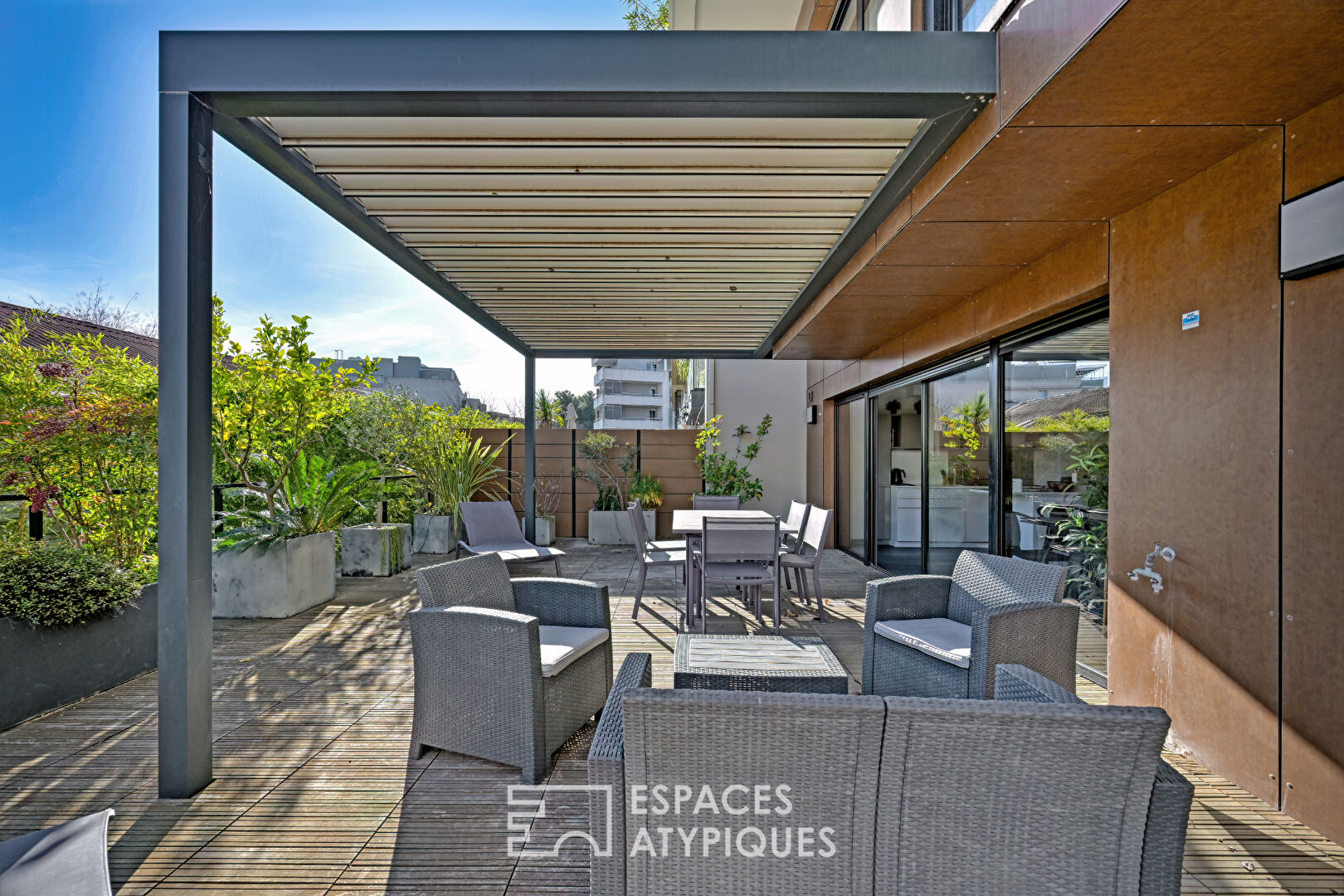 Architect-designed loft-duplex with green terrace