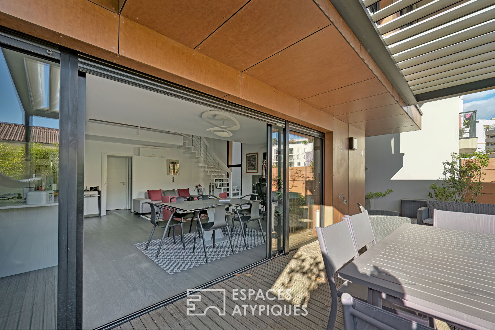 Architect-designed loft-duplex with green terrace