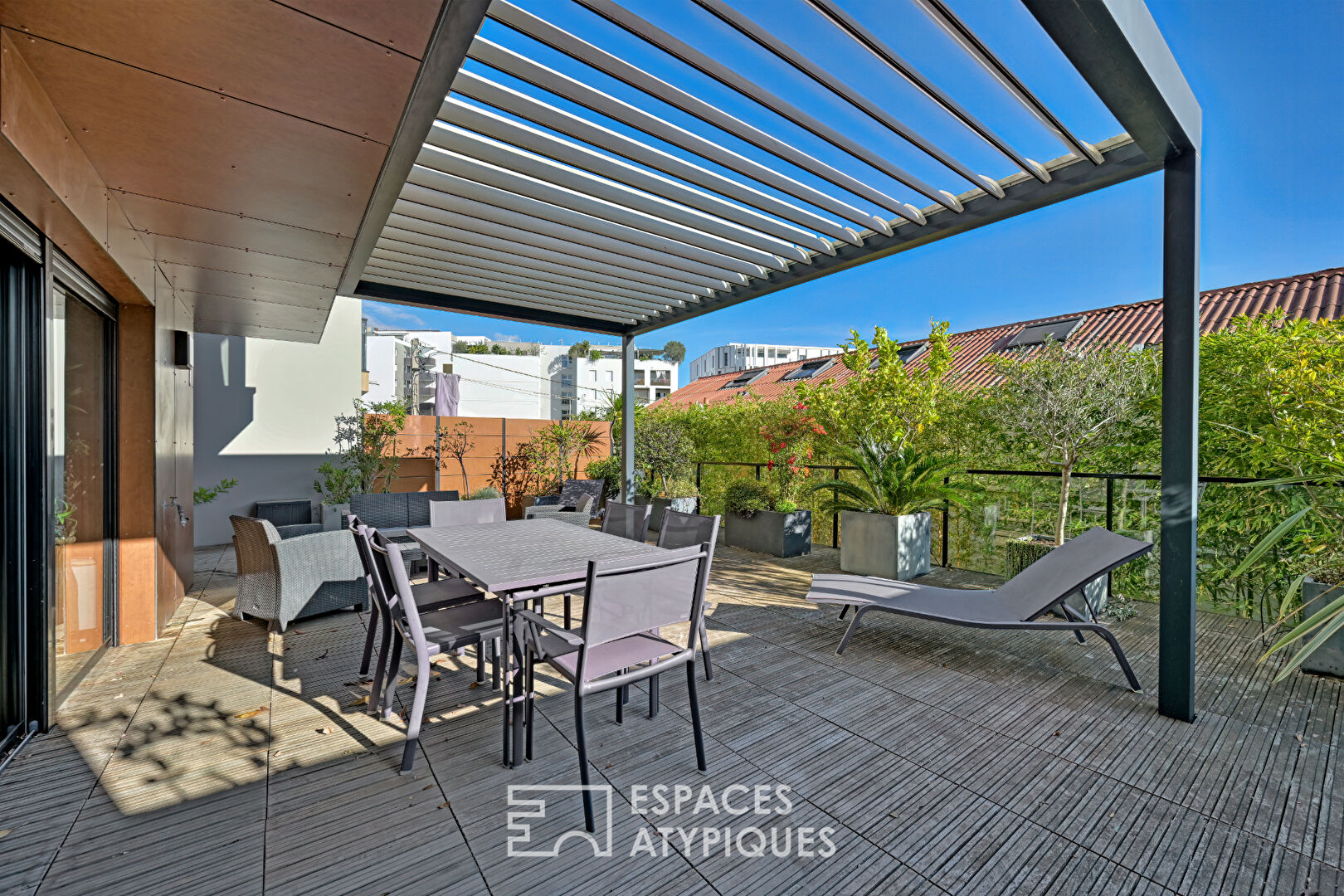 Architect-designed loft-duplex with green terrace