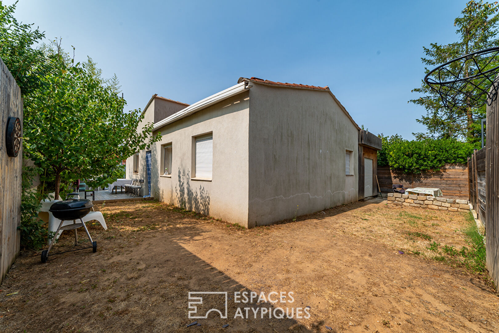 Town house with garden and swimming pool not overlooked