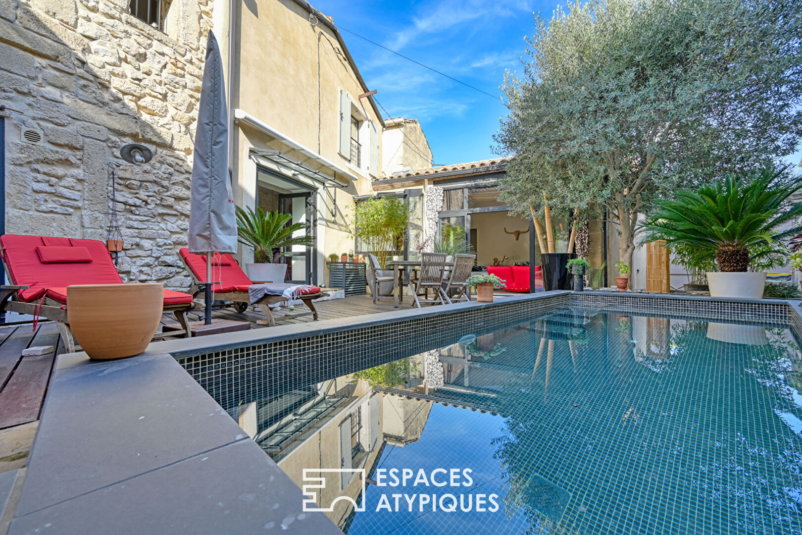 Élégance et Caractère : Magnifique Maison de Village avec Bassin Privatif