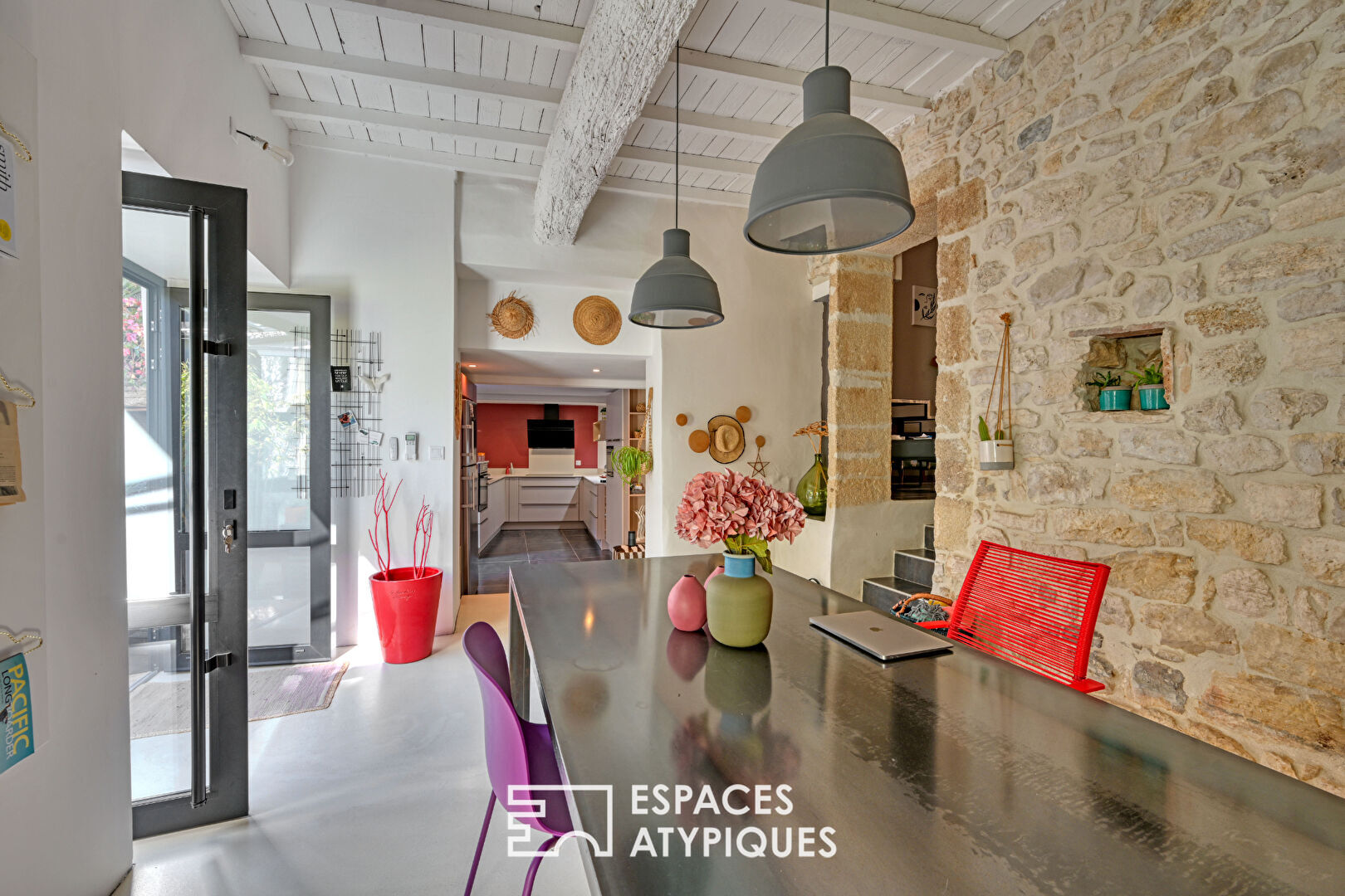 Élégance et Caractère : Magnifique Maison de Village avec Bassin Privatif