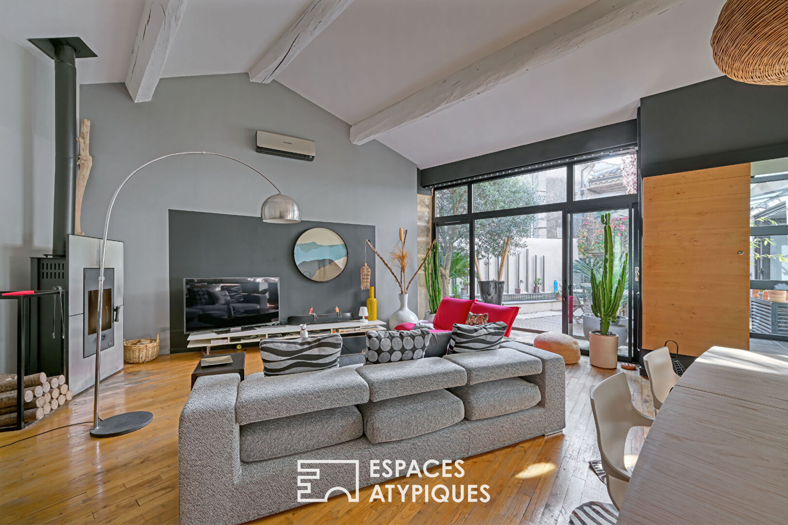 Élégance et Caractère : Magnifique Maison de Village avec Bassin Privatif