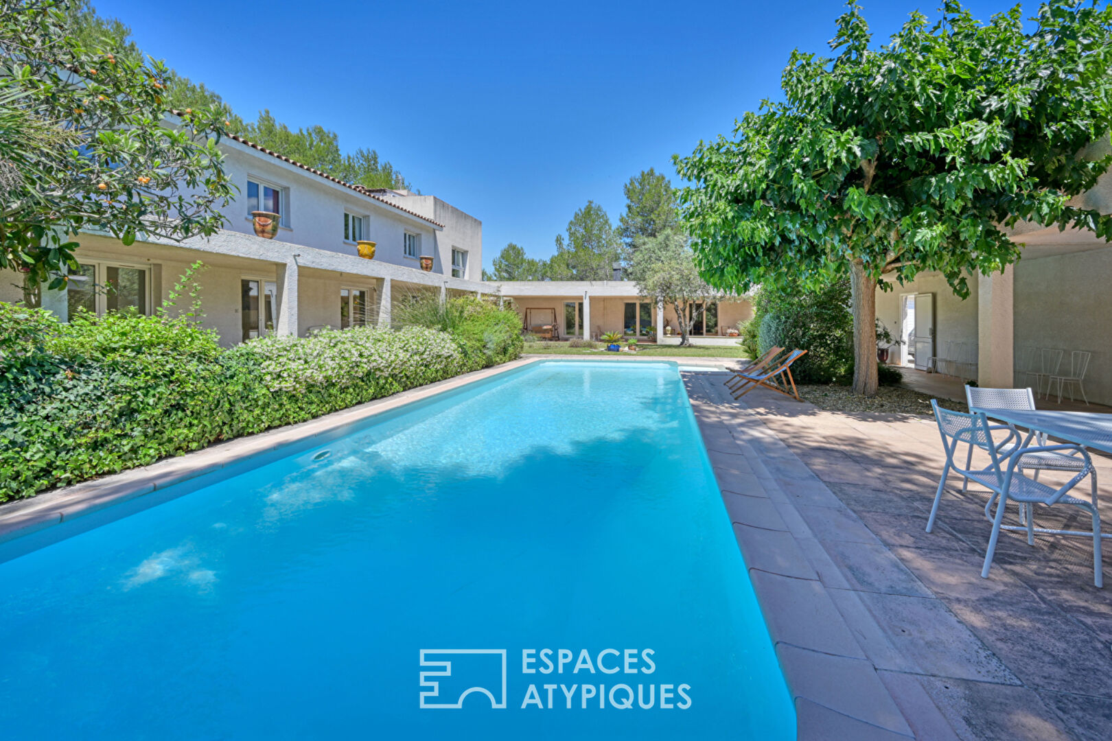 Maison d&rsquo;architecte confidentielle avec piscine, vue Pic Saint-Loup et potentiel multiple