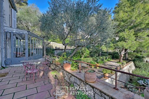 Maison de caractère dans un écrin de verdure face au port