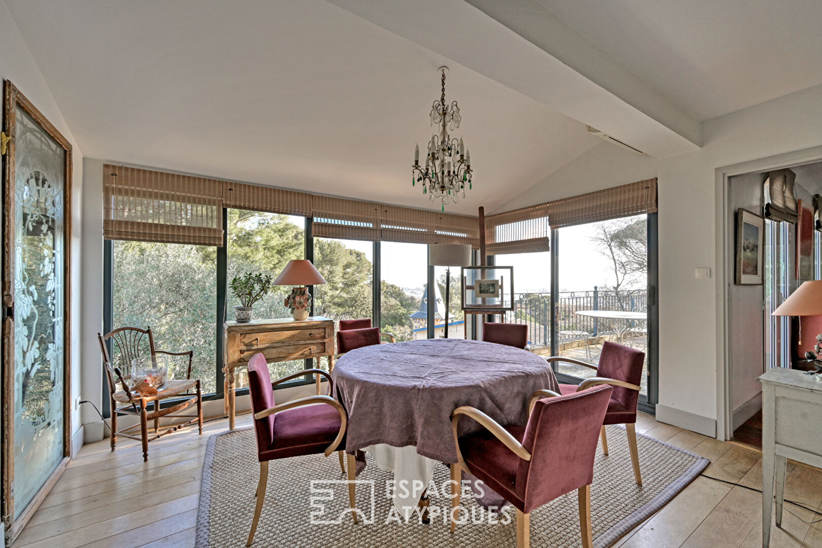 Maison de caractère dans un écrin de verdure face au port