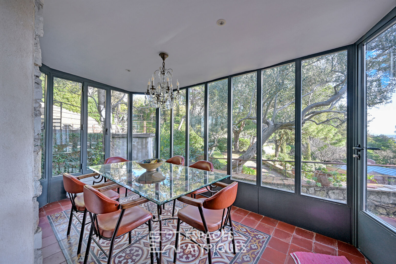 Maison de caractère dans un écrin de verdure face au port