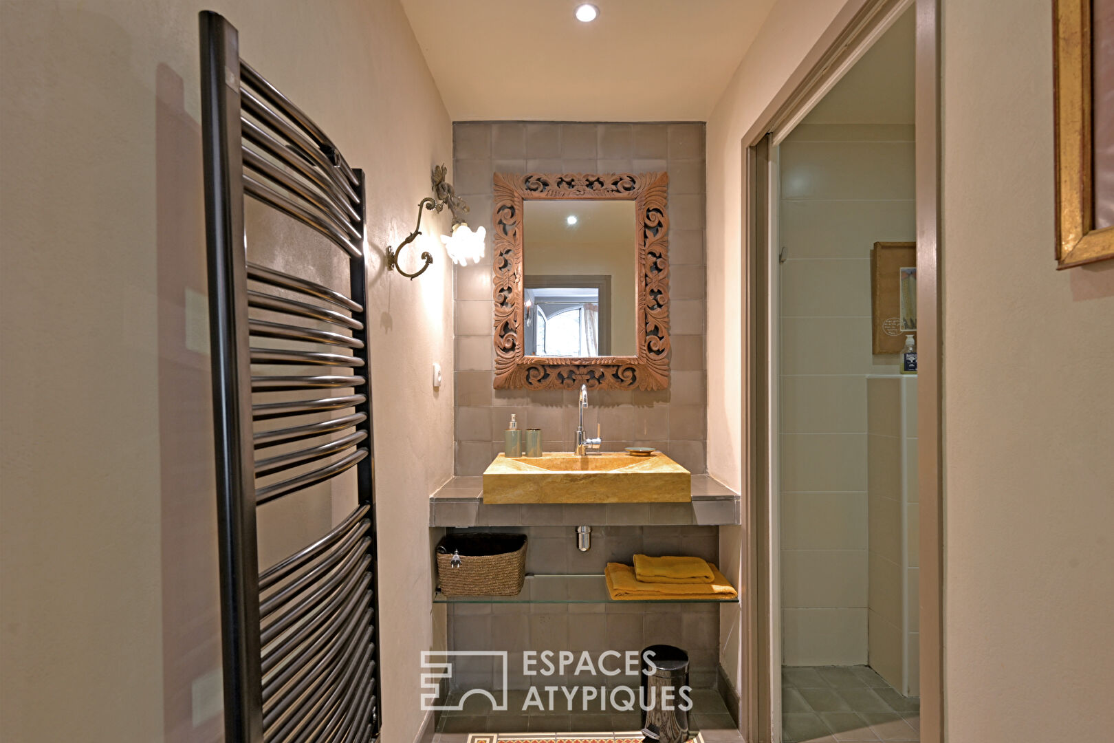 Maison de caractère dans un écrin de verdure face au port